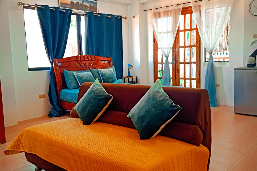 Comfortable lounge area of the VIP Executive Suite San Carlos resort featuring Smart TV with Netflix and YouTube access.