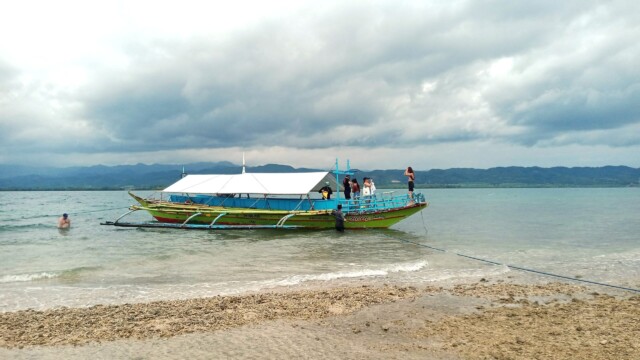 The Disappearing Island: Our covered boats are ideal for exploring the unique beauty of Campo Labo, appearing only at low tide. Covered boat on the Disappearing Island Campo Labo